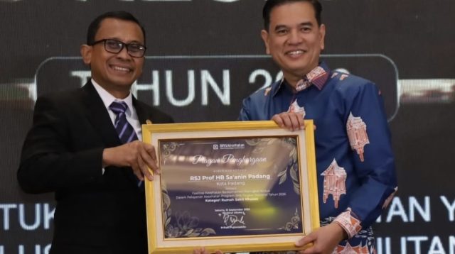 Direktur Rumah Sakit Jiwa Prof. H.B. Saanin, dr. Ardoni, M.M.,saat menerima penghargaan. (Foto: Istimewa)