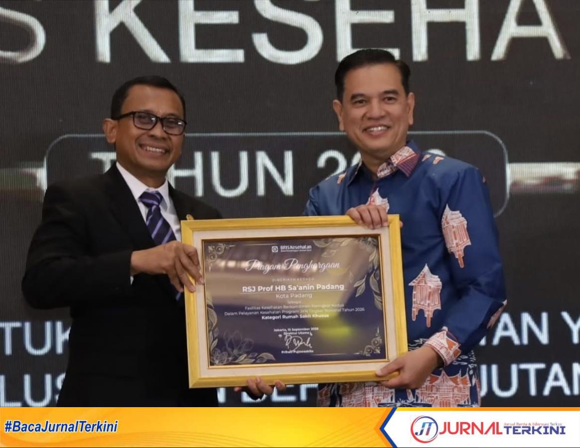 Direktur Rumah Sakit Jiwa Prof. H.B. Saanin, dr. Ardoni, M.M.,saat menerima penghargaan. (Foto: Istimewa)