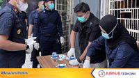 Tes urine kepada WBP dan Petugas dalam rangka Razia gabungan di Rutan Batusangkar (Dok. Rutan Batusangkar)