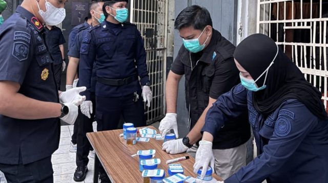 Tes urine kepada WBP dan Petugas dalam rangka Razia gabungan di Rutan Batusangkar (Dok. Rutan Batusangkar)
