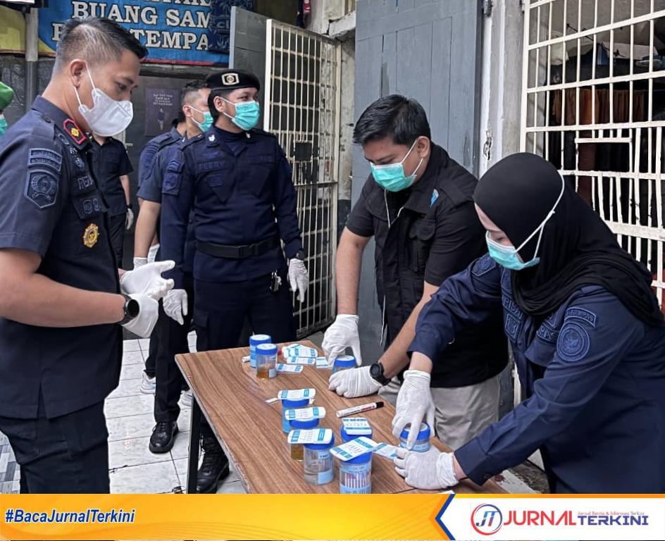 Tes urine kepada WBP dan Petugas dalam rangka Razia gabungan di Rutan Batusangkar (Dok. Rutan Batusangkar)