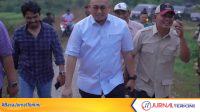 Bupati Solok, Jon Firman bersama Wakil Ketua Komisi VI DPR RI, Andre Rosiade dan rombongan saat meninjau jalan penghubung Sulit Air- Kota Sawahlunto (Foto: Kominfo Kab Solok)
