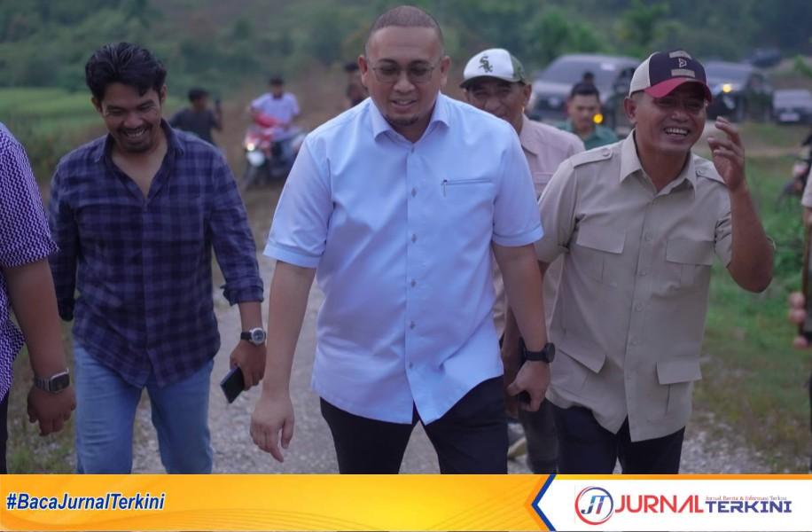 Bupati Solok, Jon Firman bersama Wakil Ketua Komisi VI DPR RI, Andre Rosiade dan rombongan saat meninjau jalan penghubung Sulit Air- Kota Sawahlunto (Foto: Kominfo Kab Solok)