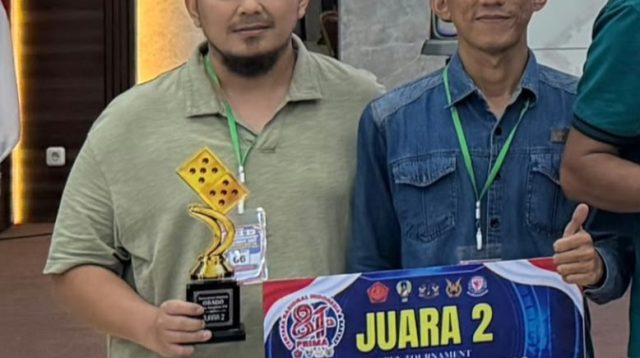 Ket Foto: grub GDC (Green Domino Club) saat menaiki podium) menerima hadiah sebagai juara ke 2 di ajang Tournament Domino Orado 101 Piala Panglima TNI.