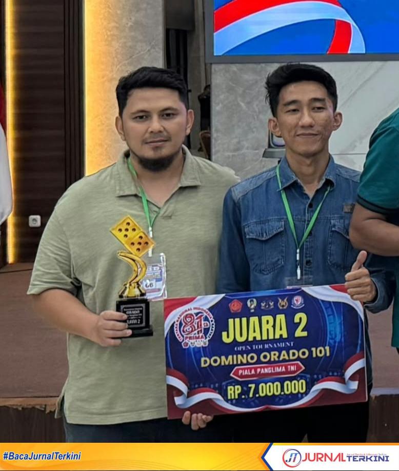 Ket Foto: grub GDC (Green Domino Club) saat menaiki podium) menerima hadiah sebagai juara ke 2 di ajang Tournament Domino Orado 101 Piala Panglima TNI.