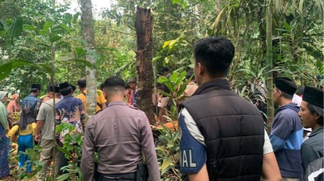 WBP Rutan Batusangkar saat menghadiri pemakaman Orang Tuanya (Dok. Rutan Batusangkar)