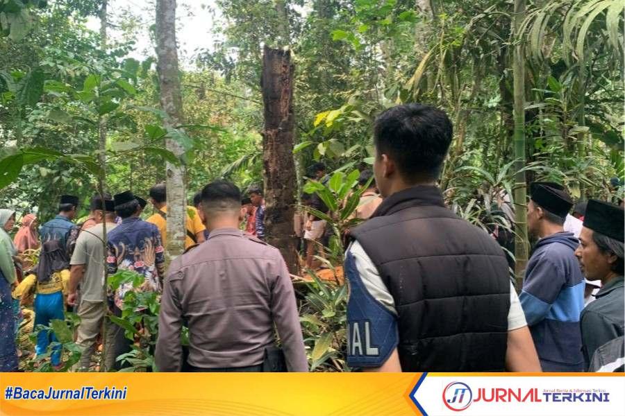 WBP Rutan Batusangkar saat menghadiri pemakaman Orang Tuanya (Dok. Rutan Batusangkar)