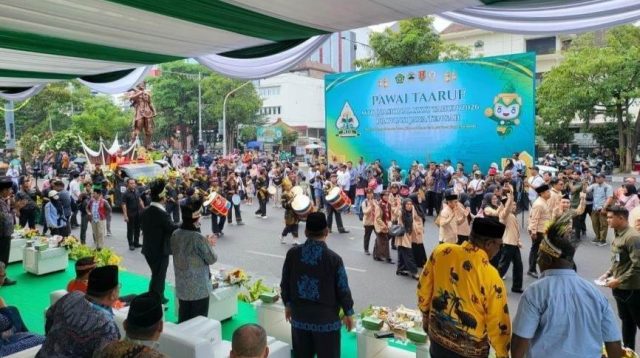Kedatangan Khafilah Sumbar Disambut IKM di Semarang. (Foto: Adpim Sumbar)