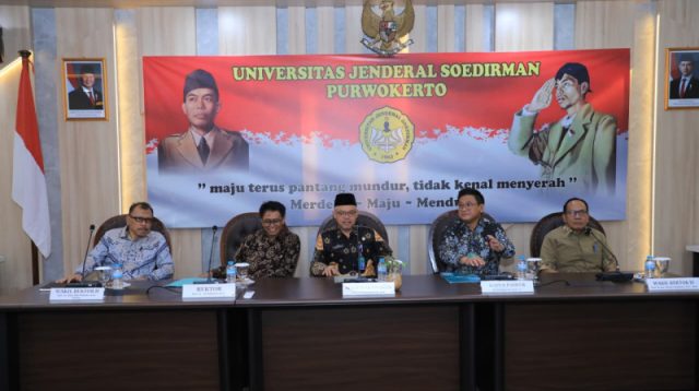 Sekretaris Jenderal Kemnaker Cris Kuntadi (tengah) dalam sosialisasi program kerja di Kampus Unsoed Purwokerto, Jawa Tengah, Jumat (18/9/2026). (Biro Sekretaris Jenderal Kemnaker Cris Kuntadi dalam sosialisasi program kerja di Kampus Unsoed Purwokerto, Jawa Tengah, Jumat (18/9/2026). (Biro Humas Kemnaker) Kemnaker)