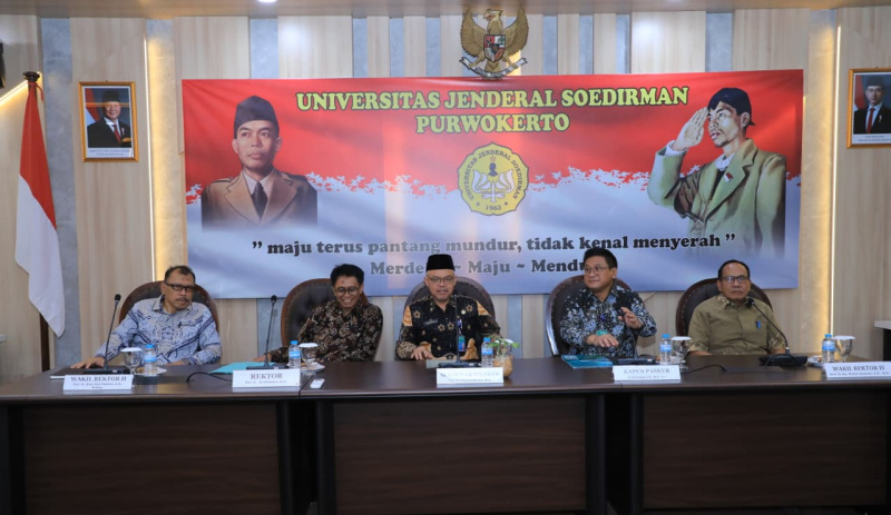Sekretaris Jenderal Kemnaker Cris Kuntadi (tengah) dalam sosialisasi program kerja di Kampus Unsoed Purwokerto, Jawa Tengah, Jumat (18/9/2026). (Biro Sekretaris Jenderal Kemnaker Cris Kuntadi dalam sosialisasi program kerja di Kampus Unsoed Purwokerto, Jawa Tengah, Jumat (18/9/2026). (Biro Humas Kemnaker) Kemnaker)