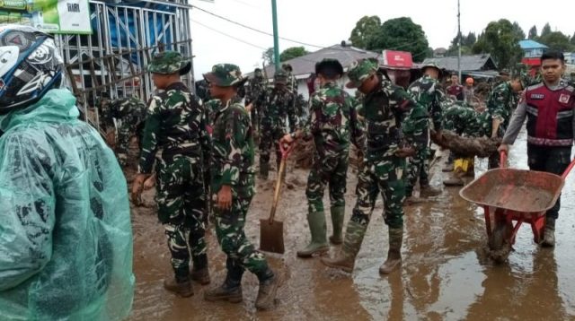 Kodim 0309/Solok Gerak cepat Tangani Bencana Galodo di Arosuka (Foto: Welluril)