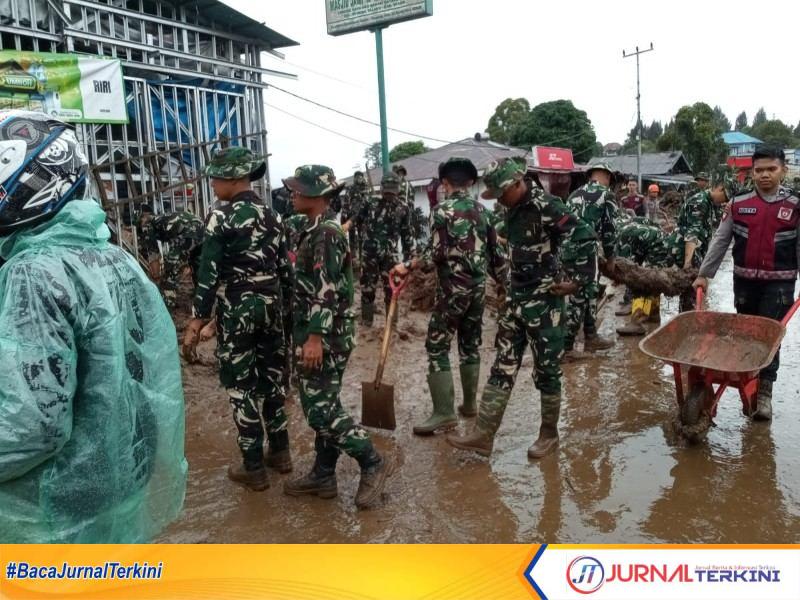 Kodim 0309/Solok Gerak cepat Tangani Bencana Galodo di Arosuka (Foto: Welluril)