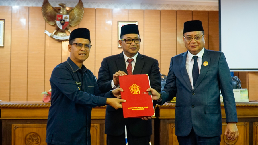 Ketua DPRD Karimun Raja Rafiza (tengah) bersama Bupati Iskandarsyah (kiri) dan Wakil Ketua DPRD Ady Hermawan menunjukkan naskah Ranperda dalam rapat paripurna di DPRD Karimun, Kamis (17/9/2026).