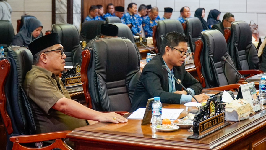 Sejumlah anggota DPRD Karimun mengikuti rapat paripurna dengan agenda tiga Ranperda strategis di DPRD Karimun, Kamis (17/9/2026).