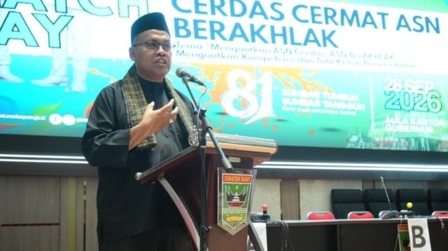 Sekdaprov Sumbar, Arry Yuswandi saat membuka secara resmi Lomba Cerdas Cermat BerAKHLAK Tahun 2026 (Dok. Makopim)