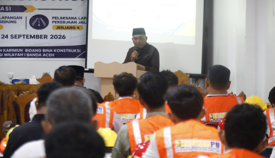Wakil Bupati Karimun Rocky Marciano Bawole membuka pelatihan dan sertifikasi bagi tenaga kerja konstruksi yang digelar di salah satu hotel di Tanjung Balai Karimun, Rabu (23/9/2026). (Foto: Diskominfostaper Karimun)