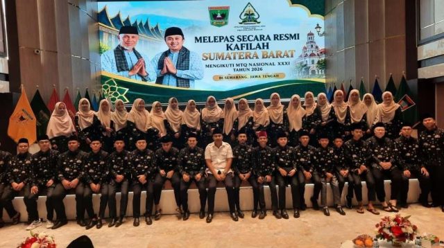 Wagub Sumbar, Vasco Ruseimy saat melepas Kafilah ke MTQ Nasional XXXI. (Foto: Adpim Sumbar)