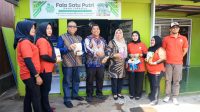Wamenaker ke Ternate Maluku Utara Wakil Menteri Ketenagakerjaan (Wamenaker) Afriansyah Noor memuji kualitas produk olahan pangan lokal buatan kelompok Tenaga Kerja Mandiri (TKM) Lanjutan "Fala Satu Putri" di Kota Ternate, Maluku Utara, yang dinilai berpotensi tembus pasar ekspor. (Biro Humas Kemnaker)
