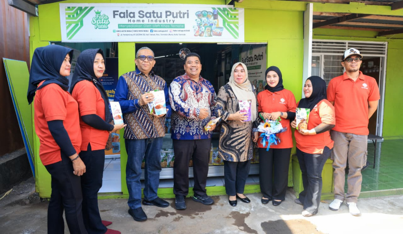 Wakil Menteri Ketenagakerjaan (Wamenaker) Afriansyah Noor memuji kualitas produk olahan pangan lokal buatan kelompok Tenaga Kerja Mandiri (TKM) Lanjutan "Fala Satu Putri" di Kota Ternate, Maluku Utara, yang dinilai berpotensi tembus pasar ekspor. (Biro Humas Kemnaker)