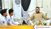 a7c87823d36d-100kb Fadly Amran menerima audiensi Muhamad Fakhri, Duta GenRe Kota Padang. (Foto: Pemko Padang)