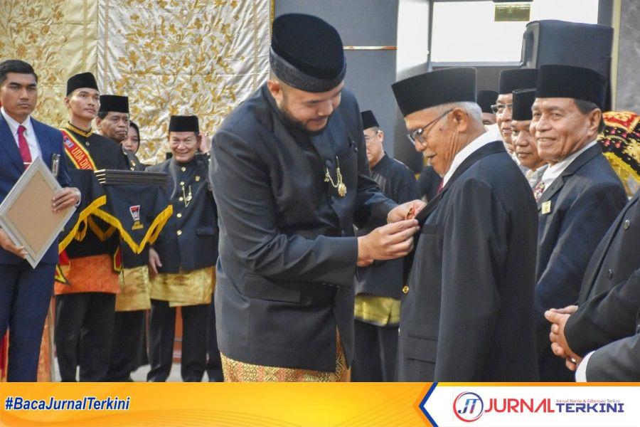 Penyematan Pin Emas kepada kepada tokoh masyarakat di acara Paripurna Istimewa Peringatan HJK Padang ke-357. (Foto: Pemko Padang)