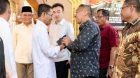 Wali Kota Batam Amsakar Achmad menyalami jajaran anggota DPRD usai memberikan tanggapan atas pemandangan umum fraksi-fraksi DPRD Kota Batam terhadap Rancangan Perubahan APBD 2026 dalam Rapat Paripurna di Ruang Sidang DPRD Kota Batam, Kepulauan Riau, Rabu (2/9/2026). (batam.go.id)