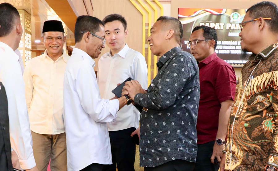 Wali Kota Batam Amsakar Achmad menyalami jajaran anggota DPRD usai memberikan tanggapan atas pemandangan umum fraksi-fraksi DPRD Kota Batam terhadap Rancangan Perubahan APBD 2026 dalam Rapat Paripurna di Ruang Sidang DPRD Kota Batam, Kepulauan Riau, Rabu (2/9/2026). (batam.go.id)