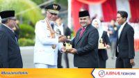 Sekda Kota Padang, Raju Minropa saat menerima penghargaan Terbaik I Anugerah Adinata Syariah tingkat Prov Sumbar. (Foto: Pemko Padang)