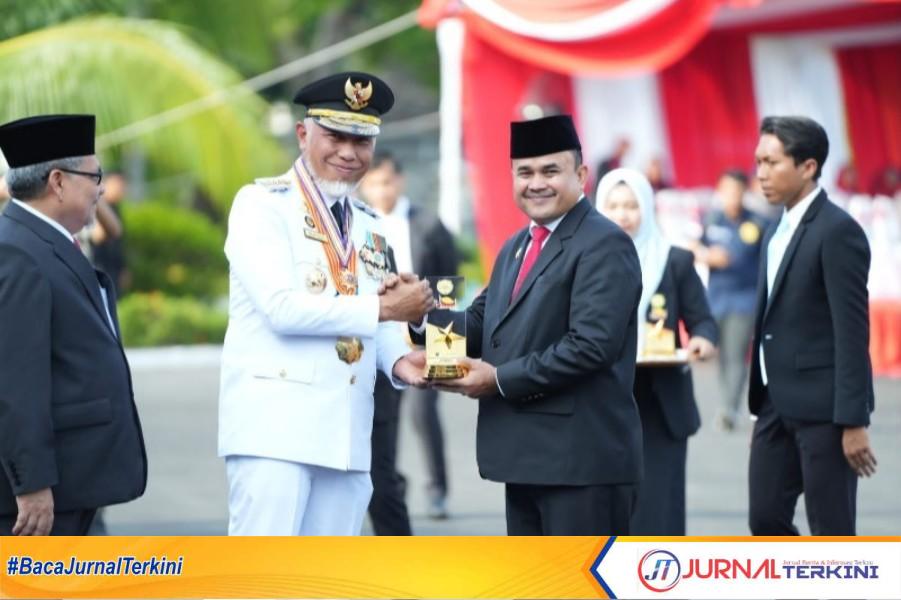 Sekda Kota Padang, Raju Minropa saat menerima penghargaan Terbaik I Anugerah Adinata Syariah tingkat Prov Sumbar. (Foto: Pemko Padang)