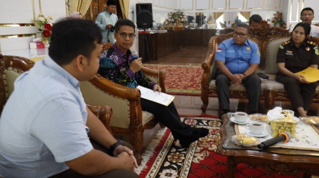 Bupati Karimun Iskandarsyah menerima kunjungan Kejari Karimun di rumah dinas bupati, Selasa (22/9/2026). (Foto: Diskominfostaper Karimun)