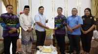 Kepala Kejaksaan Negeri (Kajari) Karimun Andhy Hermawan (kiri) Bolifaar menyerahkan pertimbangan hukum berupa Legal Opinion (LO) terkait harmonisasi Peraturan Daerah (Perda) dengan peraturan perundang-undangan nasional kepada Bupati Karimun Iskandarsyah di rumah dinas bupati, Selasa (22/9/2026). (Foto: Diskominfostaper Karimun)