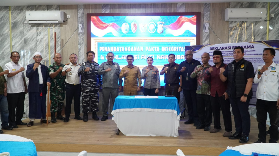 Empat pengelola tempat hiburan malam (THM) di Kabupaten Karimun, Kepulauan Riau, menandatangani deklarasi bersama untuk memerangi penyalahgunaan dan peredaran gelap narkoba di lingkungan usaha mereka di Mapolres Karimun, Selasa (1/9/2026). (Foto: Humas Polres Karimun)