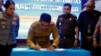 Bupati Karimun Iskandarsyah menandatangani deklarasi bersama Pencegahan, Pemberantasan, Penyalahgunaan, dan Peredaran Gelap Narkoba (P4GN) bersama para pengelola Tempat Hiburan Malam (THM) di Mapolres Karimun, Selasa (1/9/2026).
