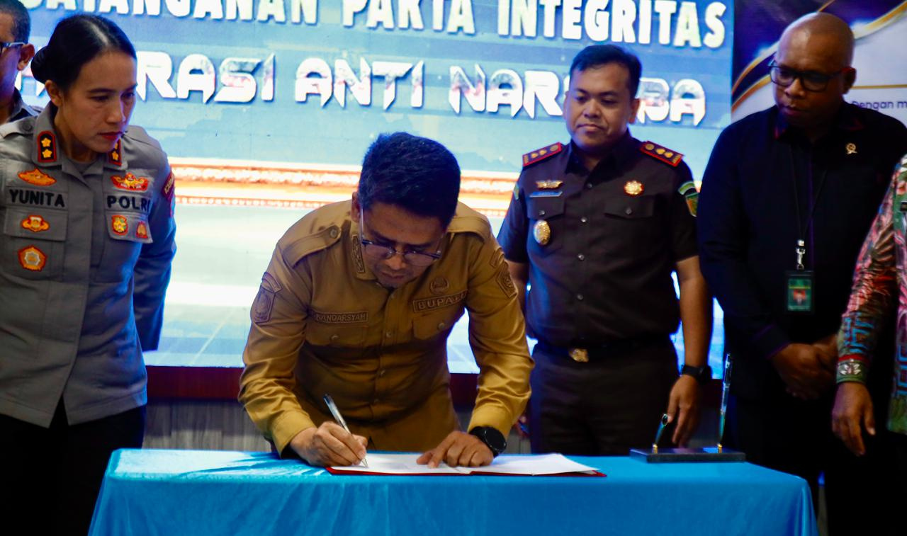 Bupati Karimun Iskandarsyah menandatangani deklarasi bersama Pencegahan, Pemberantasan, Penyalahgunaan, dan Peredaran Gelap Narkoba (P4GN) bersama para pengelola Tempat Hiburan Malam (THM) di Mapolres Karimun, Selasa (1/9/2026).