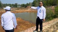 Direktur Perumda Tirta Mulia Karimun Ferry Kurniawan meninjau Waduk Tempan di Tanjungbatu, Kecamatan Kundur yang mulai mengering akibat fenomena cuaca, El Nino (humas Perumda Tirta Mulia Karimun)