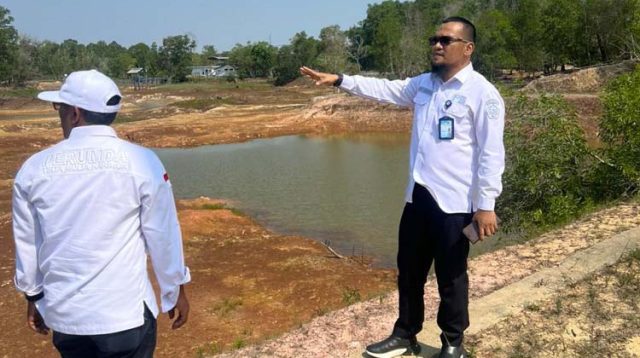 Direktur Perumda Tirta Mulia Karimun Ferry Kurniawan meninjau Waduk Tempan di Tanjungbatu, Kecamatan Kundur yang mulai mengering akibat fenomena cuaca, El Nino (humas Perumda Tirta Mulia Karimun)