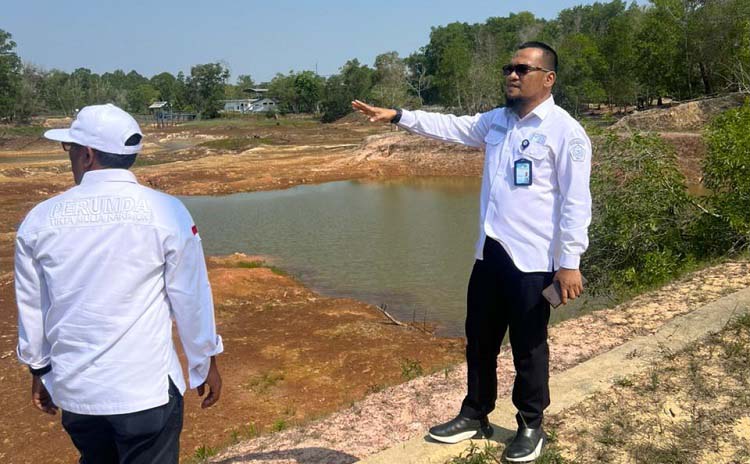 Direktur Perumda Tirta Mulia Karimun Ferry Kurniawan meninjau Waduk Tempan di Tanjungbatu, Kecamatan Kundur yang mulai mengering akibat fenomena cuaca, El Nino (humas Perumda Tirta Mulia Karimun)