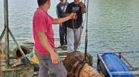 Evakuasi mesin intake 22 kw di Sei Bati untuk dibawa ke bengkel, Selasa (15/9/2026). (Humas Perumda Tirta Mulia Karimun)