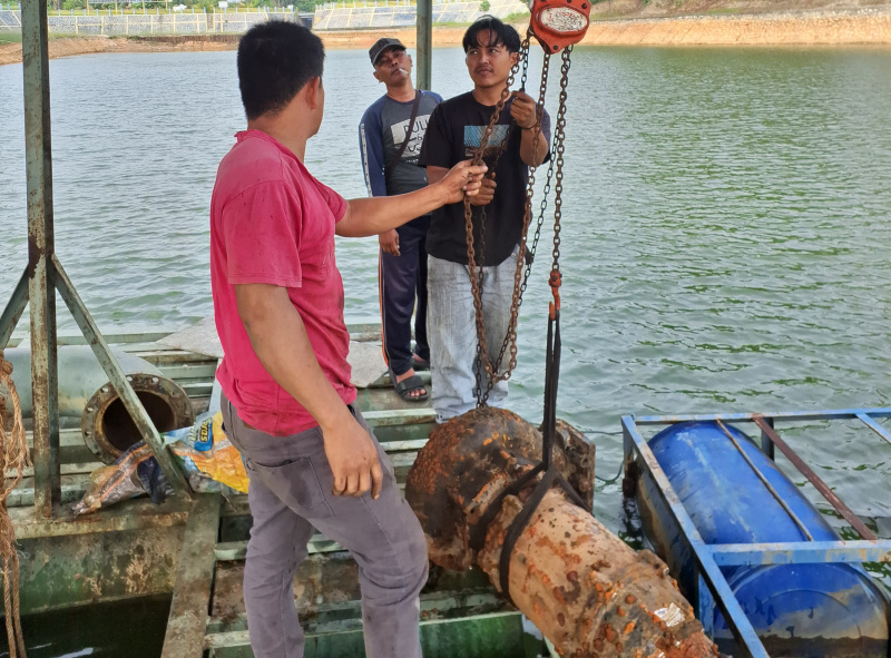 Evakuasi mesin intake 22 kw di Sei Bati untuk dibawa ke bengkel, Selasa (15/9/2026). (Humas Perumda Tirta Mulia Karimun)
