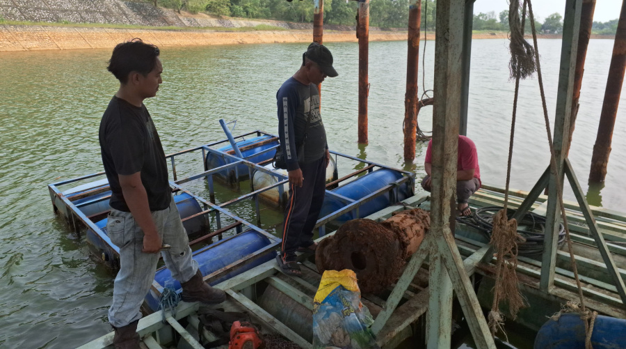 Petugas Perusahaan Umum Daerah (Perumda) Tirta Mulia Karimun mengecek kerusakan dua mesin pompa intake di SPAM Sei Bati, Selasa (15/9/2026). (Humas Perumda Tirta Mulia Karimun)