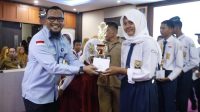 hadiah lomba gerak jalan Karimun Ketua Forum Tanggung Jawab Sosial Perusahaan (TJSP) Kabupaten Karimun Ferry Kurniawan menyerahkan hadiah kepada salah satu peserta lomba gerak jalan di Kantor Bupati Karimun beberapa hari lalu. (Dokumentasi pribadi)