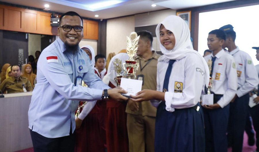 Ketua Forum Tanggung Jawab Sosial Perusahaan (TJSP) Kabupaten Karimun Ferry Kurniawan menyerahkan hadiah kepada salah satu peserta lomba gerak jalan di Kantor Bupati Karimun beberapa hari lalu. (Dokumentasi pribadi)