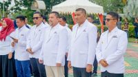 hut pmi di Karimun Ka-ki: Bupati Karimun Iskandarsyah, Wakil Bupati Karimun sekaligus Ketua PMI Karimun Rocky Marciano Bawole, pengurus PMI Karimun Nurul Izam Syam, anggota DPRD Karimun Firdaus saat Apel Peringatan Hari Ulang Tahun (HUT) ke-81 Palang Merah Indonesia (PMI) di halaman Kantor Bupati Karimun, Sabtu (19/9/2026).(Foto: Diskominfostaper Karimun)