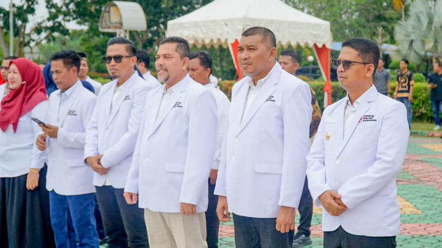 Ka-ki: Bupati Karimun Iskandarsyah, Wakil Bupati Karimun sekaligus Ketua PMI Karimun Rocky Marciano Bawole, pengurus PMI Karimun Nurul Izam Syam, anggota DPRD Karimun Firdaus saat Apel Peringatan Hari Ulang Tahun (HUT) ke-81 Palang Merah Indonesia (PMI) di halaman Kantor Bupati Karimun, Sabtu (19/9/2026).(Foto: Diskominfostaper Karimun)