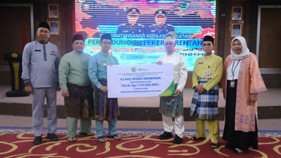 Bupati Karimun Iskandarsyah secara simbolis menyerahkan santunan kepada ahli waris peserta jaminan kematian di BPJS Ketenagakerjaan dalam acara di Gedung Nilam Sari, Kantor Bupati Karimun, Jumat (25/9/2026). (Foto: Diskominfostaper Karimun)