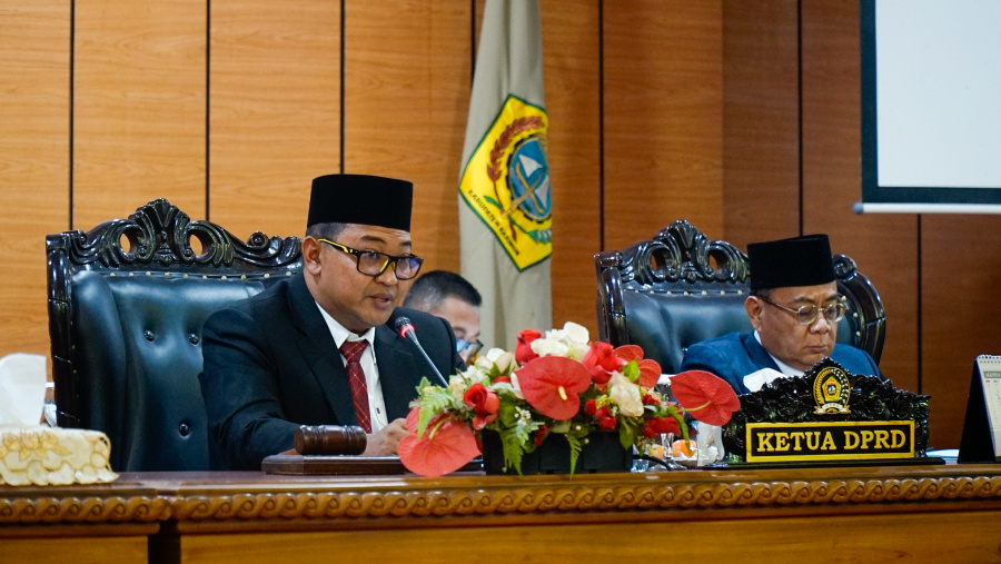 Ketua DPRD Karimun Raja Rafiza didampingi Wakil Ketua Ady Hermawan memimpin rapat paripurna di DPRD Karimun, Kamis (17/9/2026).
