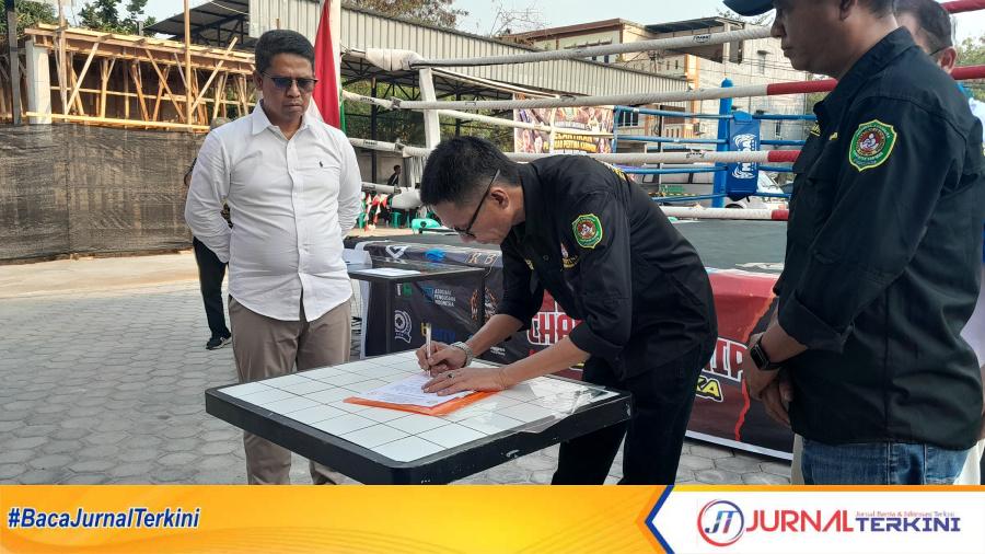 Disaksikan Bupati Karimun Iskandarsyah dan Sekretaris Pengprov Pertina Kepri Rio Nando Butar-Butar, Umum Pengkab Pertina Karimun Andi Acok menandatangani berita acara pelantikan pengurus untuk periode 2026-2030 di salah satu kedai kopi di Tanjung Balai Karimun, Sabtu (26/9/2026). (JurnalTerkini.id/rusdi)