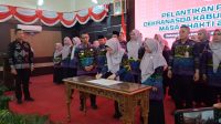 Bupati Karimun Iskandarsyah melantik jajaran pengurus Dewan Kerajinan Nasional Daerah (Dekranasda) Kabupaten Karimun masa bakti 2025–2030 di Gedung Nasional, Tanjung Balai Karimun, Kepulauan Riau, Selasa (22/9). (Foto: Diskominfostaper Karimun)