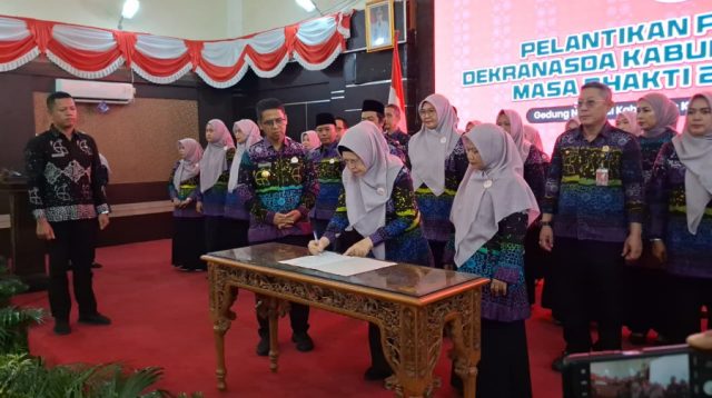 Bupati Karimun Iskandarsyah melantik jajaran pengurus Dewan Kerajinan Nasional Daerah (Dekranasda) Kabupaten Karimun masa bakti 2025–2030 di Gedung Nasional, Tanjung Balai Karimun, Kepulauan Riau, Selasa (22/9). (Foto: Diskominfostaper Karimun)