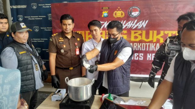 Satuan Reserse Narkoba (Satresnarkoba) Polres Karimun memusnahkan barang bukti narkoba dari 4 kasus di Mapolres Karimun, Senin (1/9/2026). (JurnalTerkini.id/rusdi)